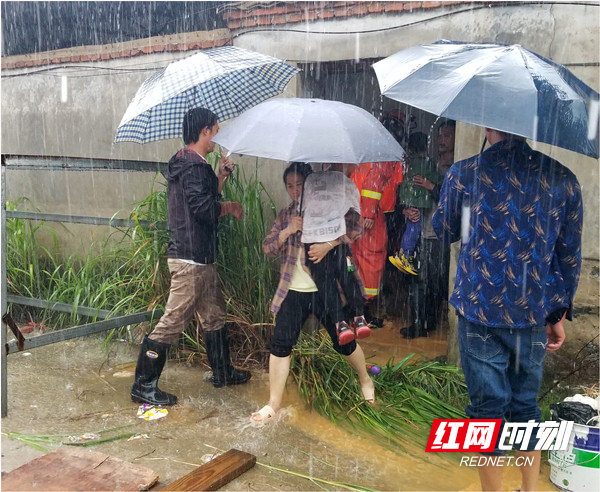 江永：洪水致幼儿园百名学生被困 消防队员与群众冒雨安全转移