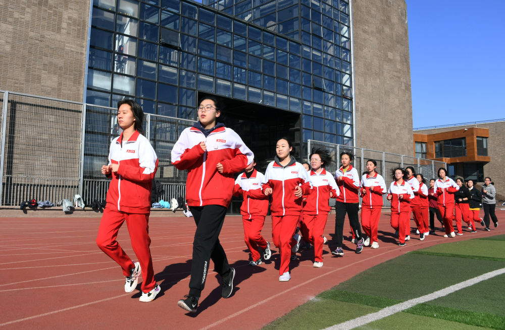 2022年2月21日，在北京大学附属中学，初三年级学生在体育课上跑步。新华社记者任超摄