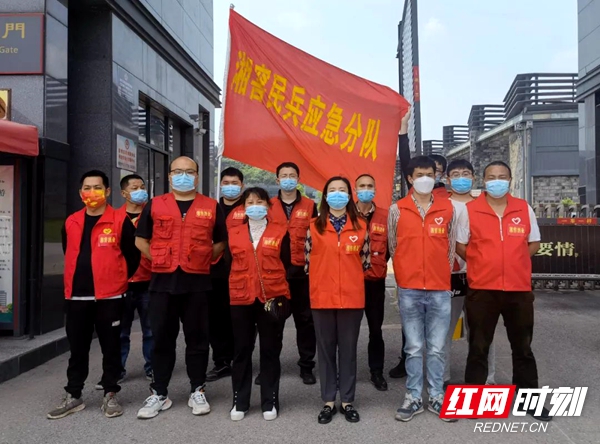 湘窖酒城抗疫防疫的“大白”与“小红”成为战疫路上一道亮丽的风景线_邵阳头条网