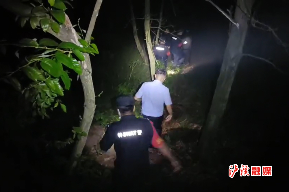 老人上山采笋被困 泸溪公安深夜搜山四小时营救.00_00_24_12.Still003.jpg