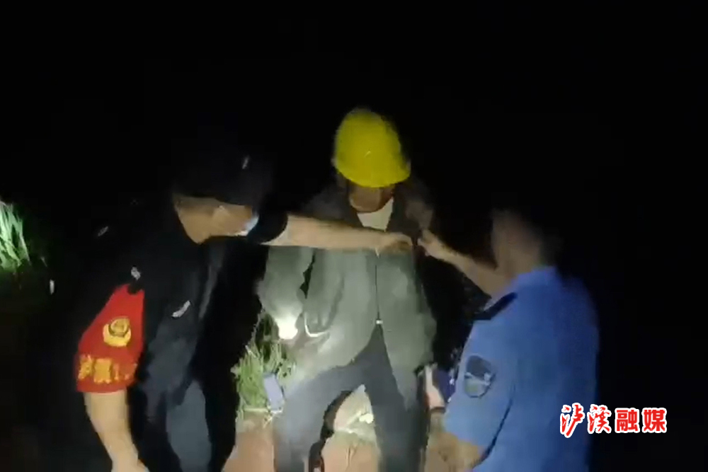 老人上山采笋被困 泸溪公安深夜搜山四小时营救.00_00_37_18.Still005.jpg