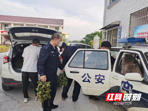 【战疫蓝力量】彼此温暖，警民同心抗疫共续“双向奔赴”的故事