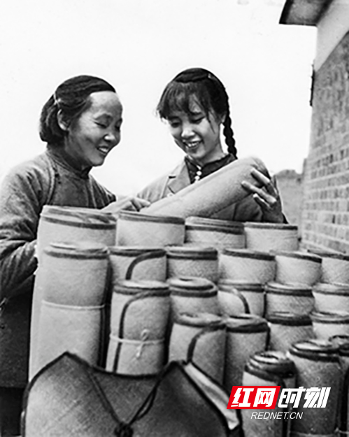 3.《临武龙须草席》组图：50年代初期，大岭村妇女在认真检验龙须草编产品质量。（资料图）.jpg