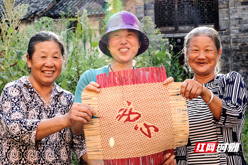 15.《临武龙须草席》组图：最新编织的家居装饰品《初心》。30余年，胡晓琴用一技之长挖掘、传承和弘扬当地传统文化，守住这份“初心”。（陈卫平摄）.jpg