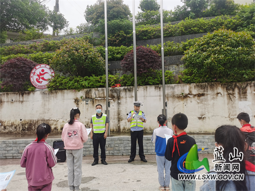 交警叔叔在讲解交通安全知识.jpg
