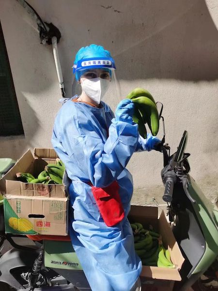 “我就想帮个忙”，人美心更美的法国姑娘骑着“电驴”服务居民丨守望在春天里