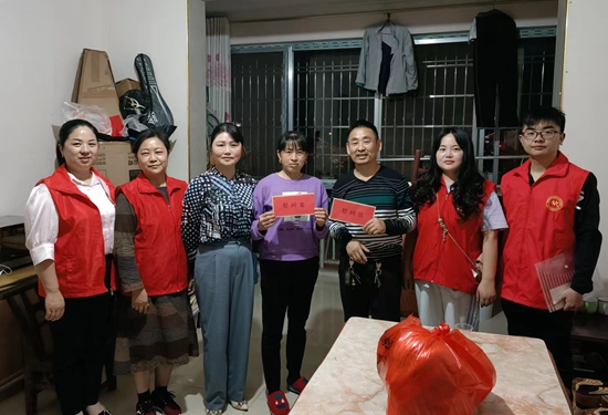 武陵源区妇联慰问援沪医护人员家属.jpg 武陵源区妇联慰问援沪医护人员家属.jpg
