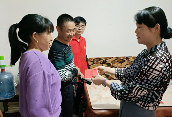武陵源区妇联慰问援沪医护人员家属。.jpg 武陵源区妇联慰问援沪医护人员家属。.jpg