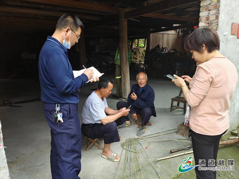入户帮助留守老人安装反APP.jpg