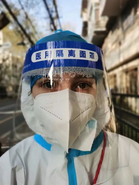 “我就想帮个忙”，人美心更美的法国姑娘骑着“电驴”服务居民丨守望在春天里