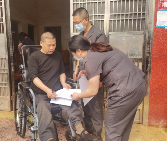 （新媒体）衡山：巡回法庭上门审判 方便“不便”当事人(2)(2)(1)338.png