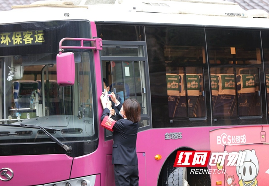 5月1日，湖南张家界景区环保客运工作人员签派车辆。（吴勇兵摄）_副本.jpg