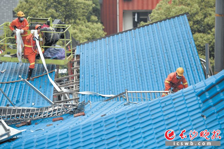 　　5月1日11时27分　　救援人员借助云梯爬上倒塌的房顶进行救援。