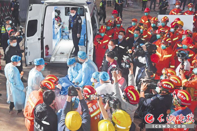 　　5月2日19时22分，长沙居民自建房倒塌事故中的第8名受困人员被成功救出。长沙晚报全媒体记者 王志伟 摄