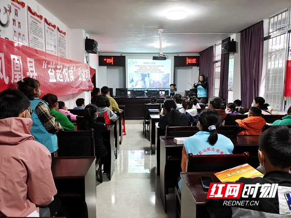 李向阳给孩子们上《逆境中怎样成长》励志课。.jpg