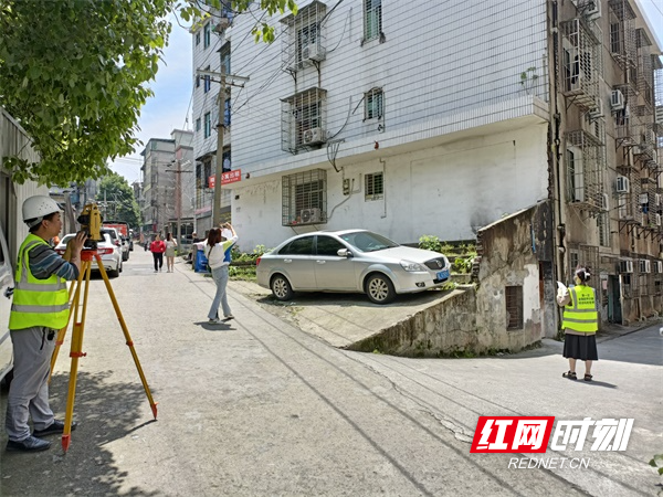 图十5月5日，燕泉街道引入第三方专业机构到三里田村桐梓坪组对房屋结构安全进行指导和甄别。（谢丽萍  匡忠攻  摄）.jpg