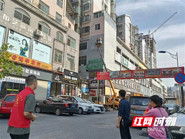 图八5月3日，阳光苑社区在巡查中发现辖区位于南岭大道的翠微源小区20栋存在外墙瓷砖脱落，立即联系专业队伍到现场协商整改方案，并督促立行立改，及时消除安全隐患。（何帅英  赵广辉   摄）.jpg