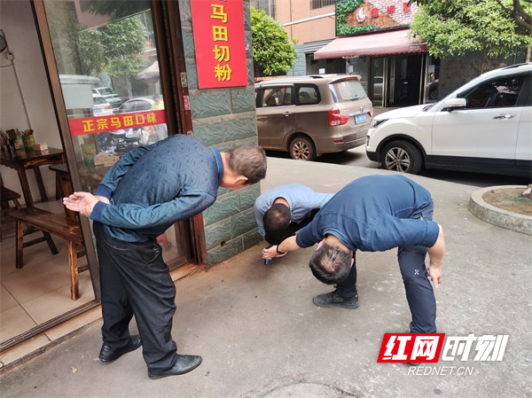 图九5月4日，燕泉街道邀请区住建局房屋结构专家在三里田村辖区冯家小区查看房屋安全问题。（张国庆  匡忠攻   摄）.jpg