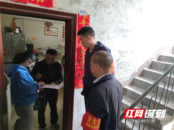 图六5月2日，燕东社区工作人员在空调设备厂家属区开展房屋隐患排查。（王秋香  杨小妮   摄）.jpg