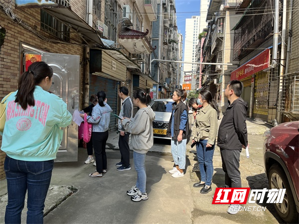 图五5月2日，燕北社区联合联点单位区委组织部到辖区香雪路自建房摸排房屋安全隐患..（何阿丽  邓利兵  摄）.jpg