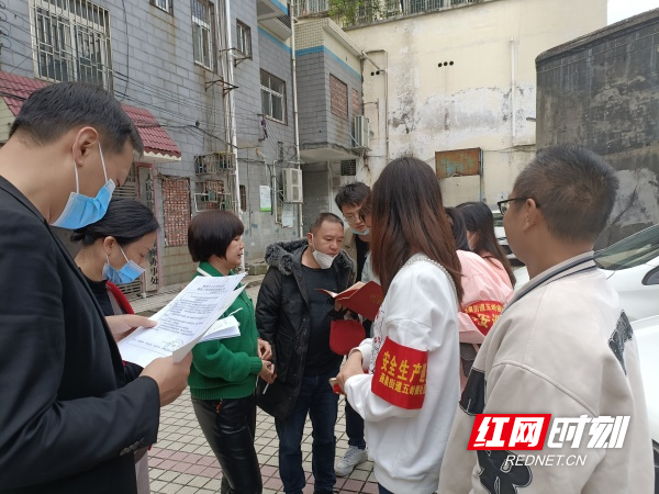 图三5月2日，五岭阁社区联合联点单位北湖区人民检察院在辖区开展房屋安全隐患排查工作。（谢丽萍   邓静   摄）.jpg