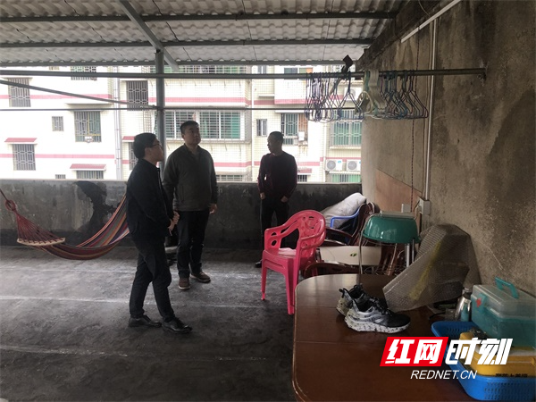 图一4月30日，燕泉街道副书记朱东和副主任何芊到三里田村巡查房屋安全隐患情况。（匡忠攻  宋 靓  摄）.jpg