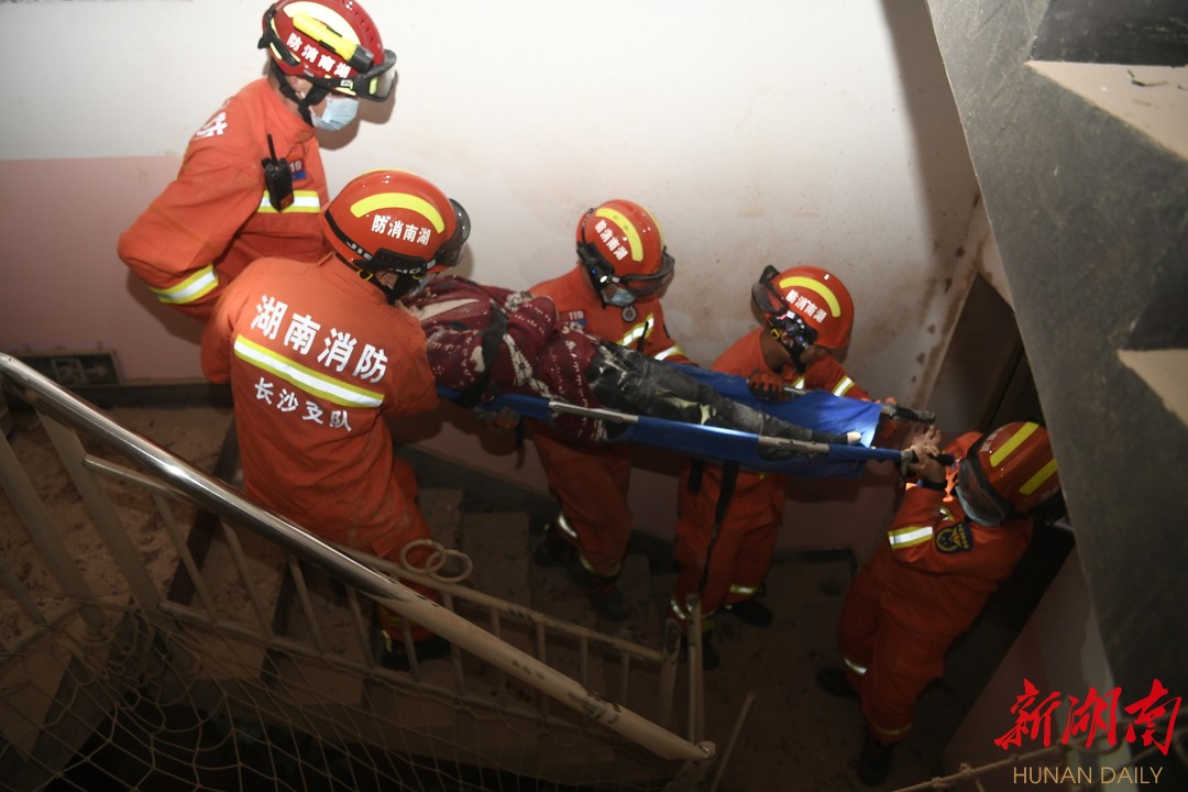 拼尽全力救援——记者对话长沙居民自建房倒塌事故现场一线救援人员