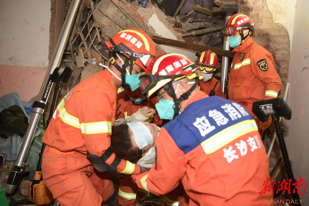 拼尽全力救援——记者对话长沙居民自建房倒塌事故现场一线救援人员
