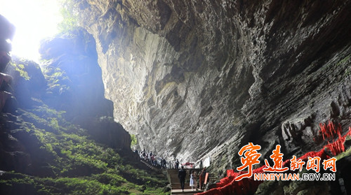 宁远：“五一”假期紫霞岩迎来旅游高峰  实行分批限额参观2_副本500.jpg