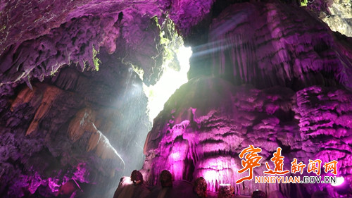 宁远：“五一”假期紫霞岩迎来旅游高峰  实行分批限额参观3_副本500.jpg