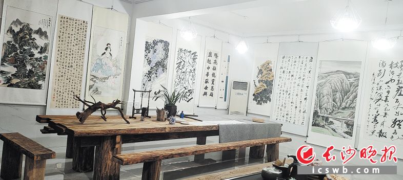 　　馆内展出了丰富的字画作品。均为受访者供图