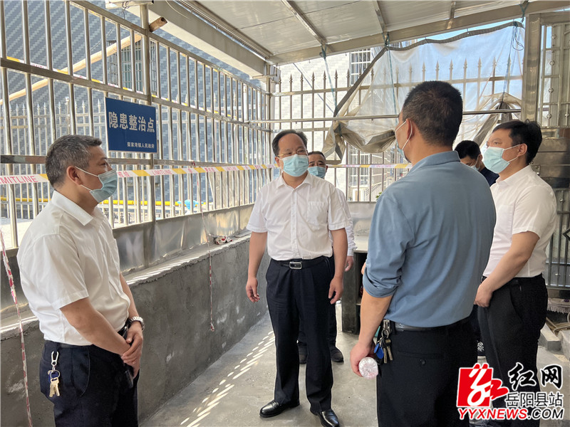 在荣家湾镇街赵社区居民家中实地调研 (1)_副本.jpg