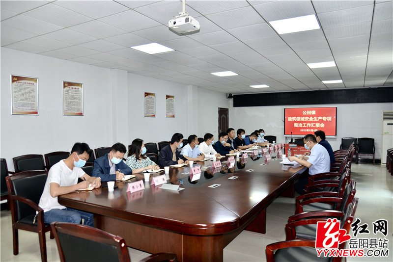 吴光文实地查看公田镇原供销社院内老旧房屋 (1)_副本.jpg