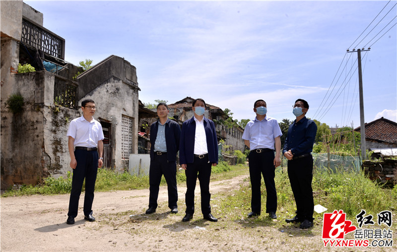 吴光文实地查看公田镇原供销社院内老旧房屋 (2)_副本.jpg