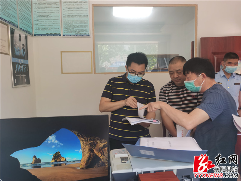 张文毅在顺威运输公司检查台账_副本.jpg