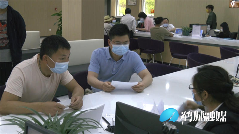 郑明明到区政务服务中心开展“走流程、解难题、优服务”活动（半成品）.mp4_20220507_161342.599.jpg