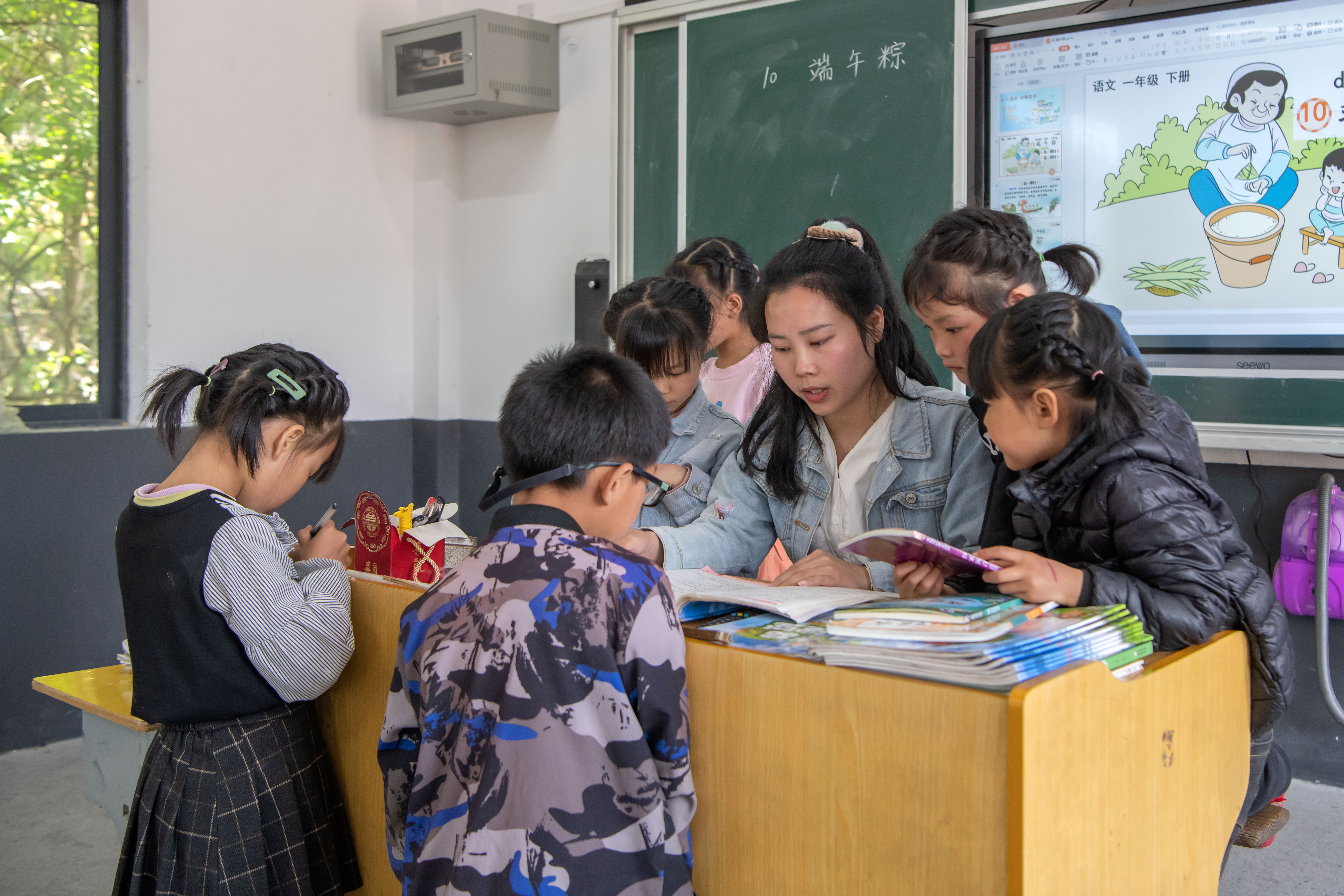 3.孩子们在新的多媒体教师里开心的上着课 (2).jpg