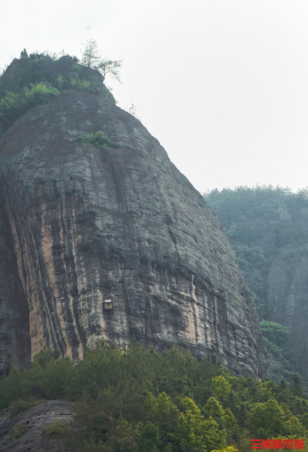 百米高崖壁上现“便利店” 景区:为游客设的“能量补给站”