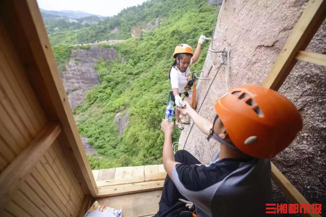 百米高崖壁上现“便利店” 景区:为游客设的“能量补给站”