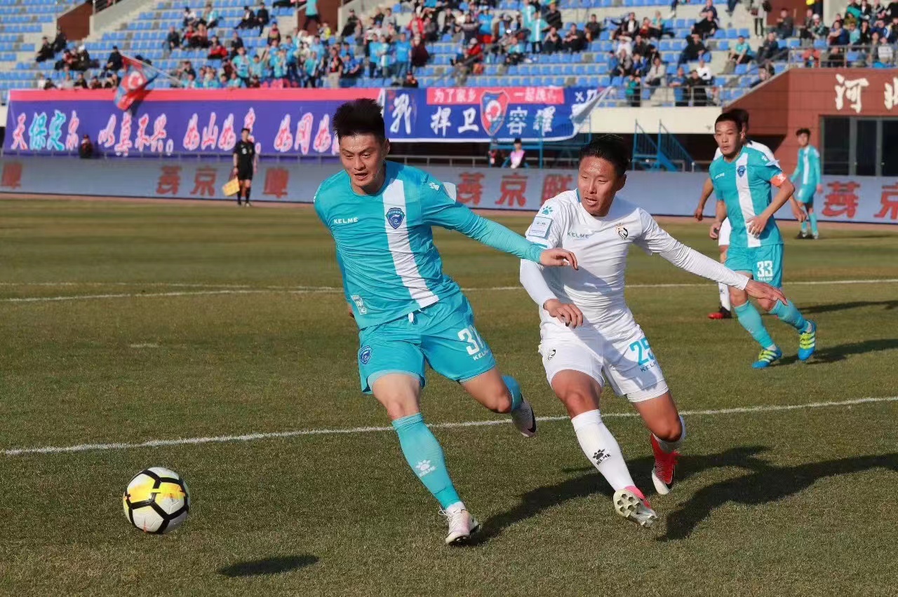 侯哲（左）在比赛中。受访者供图。