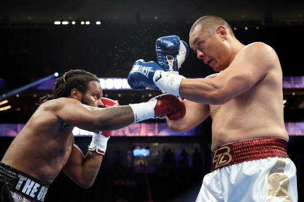 张志磊在（右）与美国选手斯科特·亚历山大对决。 本文图片 CFP