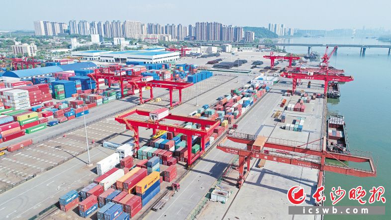长沙努力构建通江达海的水路运输通道，让湘品可以物流全球。图为长沙新港。 　　长沙晚报全媒体记者 王志伟 摄