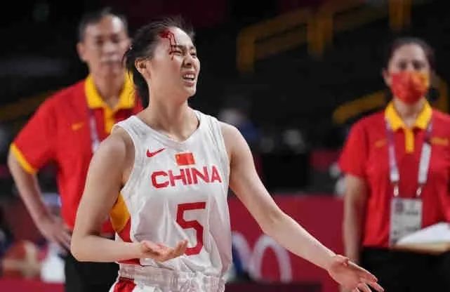 2020东京奥运会女篮比赛中，中国女篮5号王思雨血染赛场。