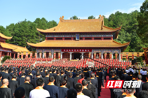 全球华人寻根祈福的圣地，炎帝陵祭祀典礼现场。李长宏摄.jpg