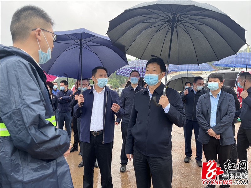 李挚详细询问新开镇生活垃圾填埋场整改方案_副本.jpg