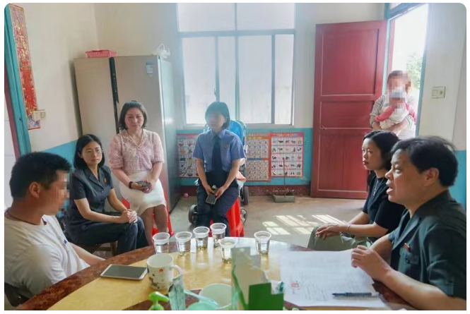 4月12日，宁乡法院联合检察院、妇联等部门，一同来到当事人徐某家中回访，并向徐某发放了《家庭教育指导令》。