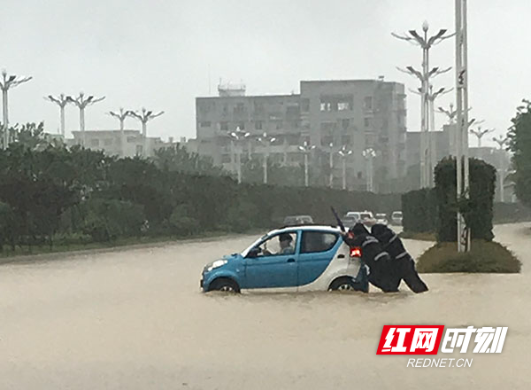 帮忙救助被困车辆.jpg