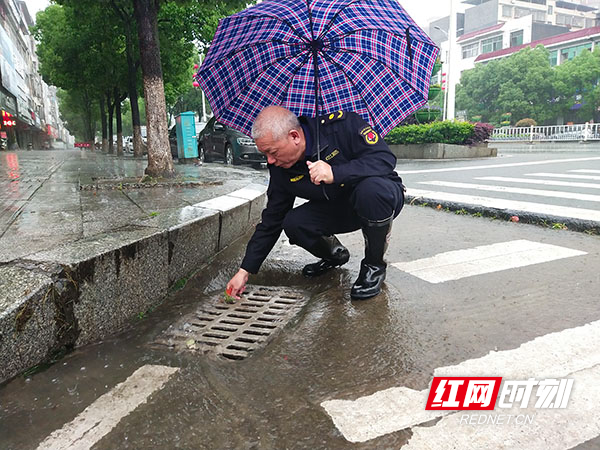 城管人员弓背弯腰以手为器清理杂物.jpg