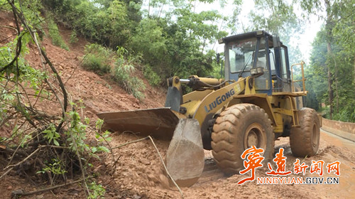 宁远：强降雨致山体滑坡 部门全力抢修保畅通_副本500.jpg