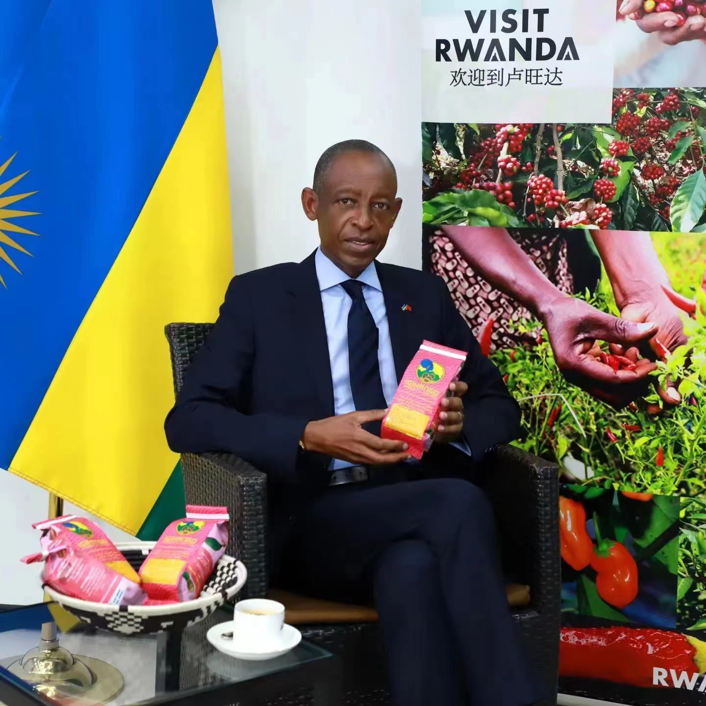 卢旺达驻华大使带货卖咖啡 “秒空”见证中非合作高热度